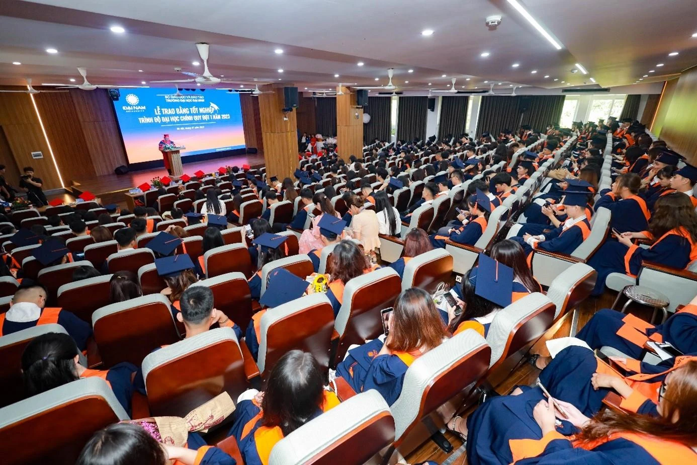 Học ngành Kinh tế ra trường làm gì, ở đâu, lương bao nhiêu?